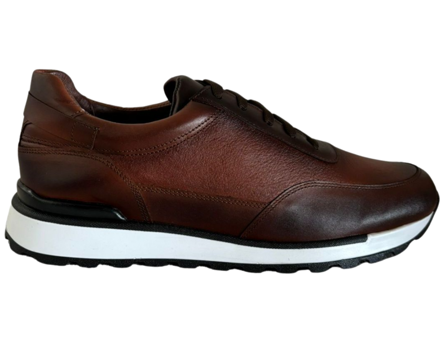 Nuestros tenis casuales 100% piel están diseñados para ofrecerte la máxima comodidad y estilo. Hechos con materiales de la más alta calidad, nuestros tenis te brindarán un soporte y una comodidad incomparables durante todo el día. Además, su diseño elegante y moderno te hará sentir seguro y a la moda en cualquier ocasión. enlatiendita.com