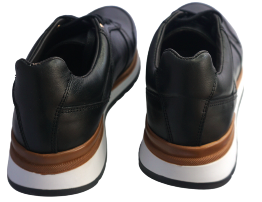 Disfruta de la comodidad y el lujo de un calzado 100% piel, elaborado con los más altos estándares de calidad. Estos tenis son la combinación perfecta de modernidad y elegancia, ideales para un look casual que te hará sentir seguro y a la vanguardia. Cada par está¡ hecho a mano por expertos artesanos mexicanos, utilizando técnicas tradicionales y los mejores materiales. enlatiendita.com
