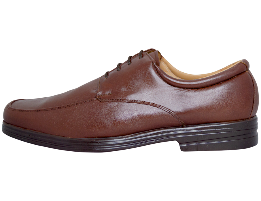 Oscar Cassini ¡Descubre la comodidad definitiva para tus pies con nuestro calzado de primera calidad! Calzado mexicano hecho en León Gto. 100% piel con suela ultra ligera, te ofrecemos una selección excepcional de zapatos diseñados para brindar un confort inigualable en cada paso que des.