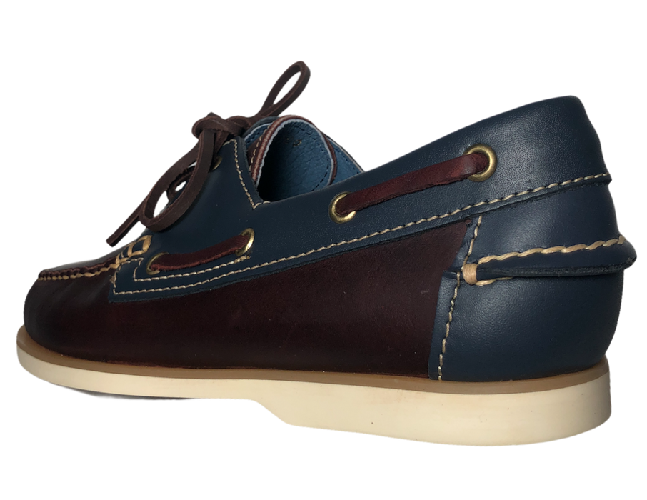 Zapatos Náuticos hechos cien por ciento de piel, calzado artesanal hecho a mano. Zapatos fabricados en León, Gto. Calzado tipo top sider. DISEÑO 100% DE PIEL NATURAL. Creado pensando en ti para entregarte la más alta CALIDAD del mercado con un estilo único en piel que hace al calzado suave, flexible, pero sobre todo resistente.