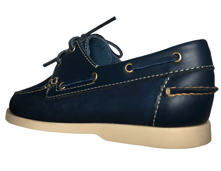 Zapatos Náuticos hechos cien por ciento de piel, calzado artesanal hecho a mano. Zapatos fabricados en León, Gto. Calzado tipo top sider. DISEÑO 100% DE PIEL NATURAL. Creado pensando en ti para entregarte la más alta CALIDAD del mercado con un estilo único en piel que hace al calzado suave, flexible, pero sobre todo resistente.