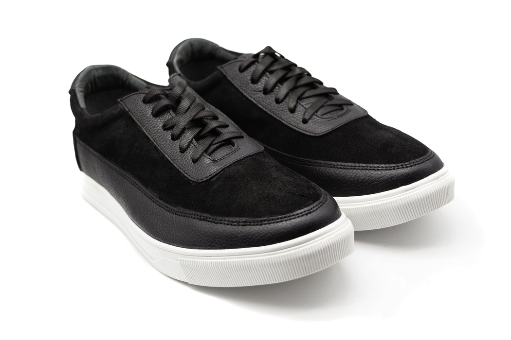 Tenis casual hecho 100% de piel con suela de TR ultra ligera.Colores: MielPiel de res con forro porcino. iKual Empresa 100% Mexicana, nuestros productos están elaborados 100% en México DISEÑO: Tenis casual para caballero color bronce, ajuste en agujetas. MATERIALES: Están elaborados con 100% de piel de res de la más alta calidad por lo que te serán muy duraderos. Enlatiendita.com calzado zapatos moda tenis de vestir Compra a meses sin intereses ó 5 Quincenas con Aplazos