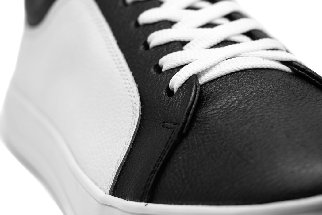 Tenis casual hecho 100% de piel con suela de TR ultra ligera.Colores: MielPiel de res con forro porcino. iKual Empresa 100% Mexicana, nuestros productos están elaborados 100% en México DISEÑO: Tenis casual para caballero color bronce, ajuste en agujetas. MATERIALES: Están elaborados con 100% de piel de res de la más alta calidad por lo que te serán muy duraderos.  Enlatiendita.com calzado zapatos moda tenis de vestir Compra a meses sin intereses ó 5 Quincenas con Aplazos