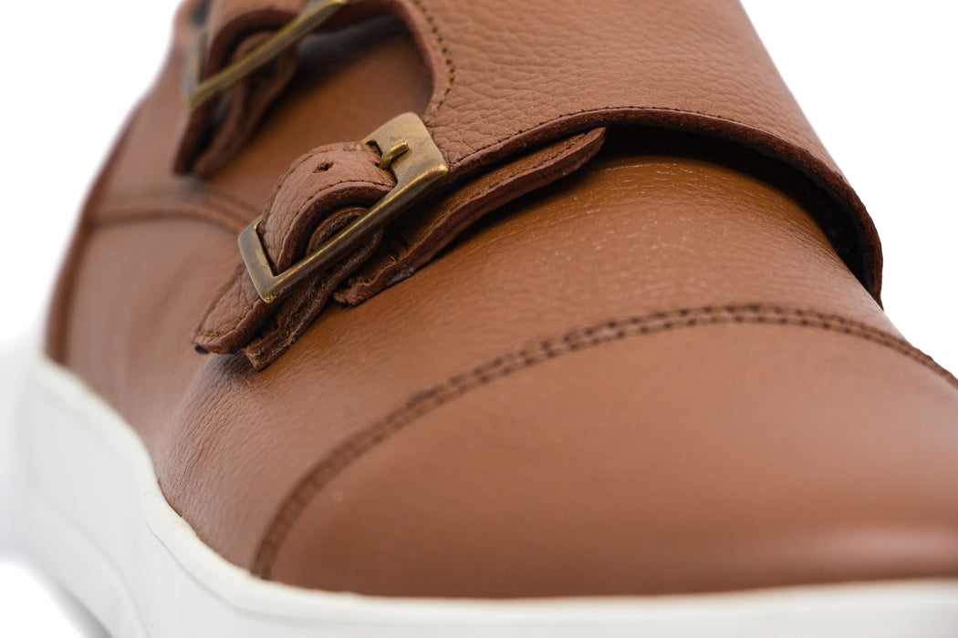 Tenis casual hecho 100% de piel con suela de TR ultra ligera.Colores: MielPiel de res con forro porcino. iKual Empresa 100% Mexicana, nuestros productos están elaborados 100% en México DISEÑO: Tenis casual para caballero color bronce, ajuste en agujetas. MATERIALES: Están elaborados con 100% de piel de res de la más alta calidad por lo que te serán muy duraderos.  Enlatiendita.com calzado zapatos moda tenis de vestir Compra a meses sin intereses ó 5 Quincenas con Aplazos