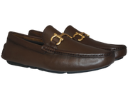 Cada par de nuestros zapatos Drive es cuidadosamente elaborado por maestros artesanos que han perfeccionado su oficio durante generaciones. Utilizamos solo la mejor piel 100% mexicana, seleccionada minuciosamente para garantizar una suavidad y durabilidad excepcionale