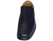 Oscar Cassini ¡Descubre la comodidad definitiva para tus pies con nuestro calzado de primera calidad! Calzado mexicano hecho en León Gto. 100% piel con suela ultra ligera, te ofrecemos una selección excepcional de zapatos diseñados para brindar un confort inigualable en cada paso que des.