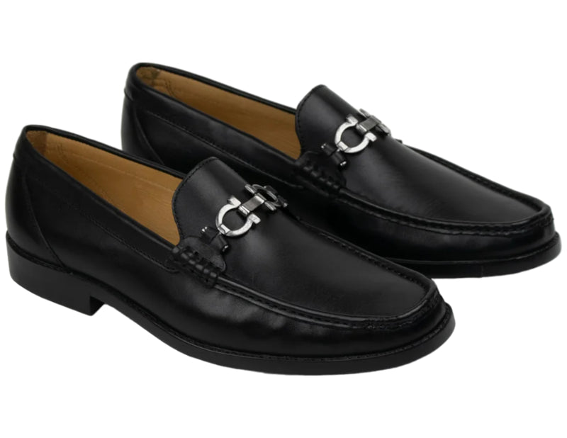 Cada par de nuestros Mocasines es cuidadosamente elaborado por maestros artesanos que han perfeccionado su oficio durante generaciones. Utilizamos solo la mejor piel 100% de res, seleccionada minuciosamente para garantizar una suavidad y durabilidad excepcionales. Nuestro proceso de fabricación es una mezcla de tradición y tecnología de vanguardia, asegurando que cada par sea una obra de arte única y a la vez moderna.