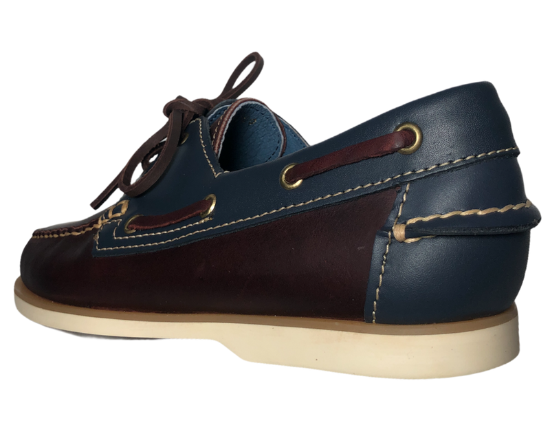 Zapatos Náuticos hechos cien por ciento de piel, calzado artesanal hecho a mano. Zapatos fabricados en León, Gto. Calzado tipo top sider. DISEÑO 100% DE PIEL NATURAL. Creado pensando en ti para entregarte la más alta CALIDAD del mercado con un estilo único en piel que hace al calzado suave, flexible, pero sobre todo resistente.