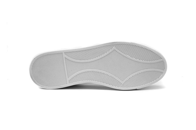 Tenis casual hecho 100% de piel con suela de TR ultra ligera.Colores: MielPiel de res con forro porcino. iKual Empresa 100% Mexicana, nuestros productos están elaborados 100% en México DISEÑO: Tenis casual para caballero color bronce, ajuste en agujetas. MATERIALES: Están elaborados con 100% de piel de res de la más alta calidad por lo que te serán muy duraderos.  Enlatiendita.com calzado zapatos moda tenis de vestir Compra a meses sin intereses ó 5 Quincenas con Aplazos 