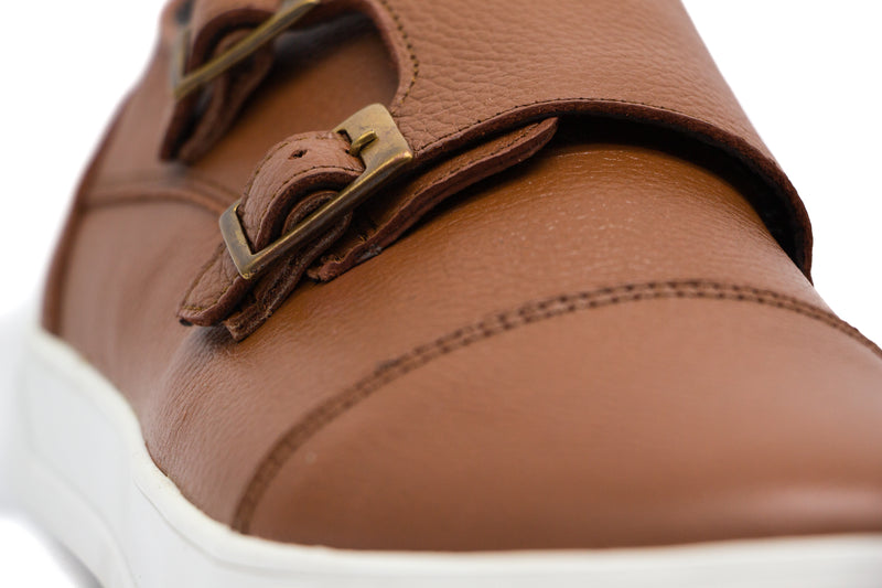 Tenis casual hecho 100% de piel con suela de TR ultra ligera.Colores: MielPiel de res con forro porcino. iKual Empresa 100% Mexicana, nuestros productos están elaborados 100% en México DISEÑO: Tenis casual para caballero color bronce, ajuste en agujetas. MATERIALES: Están elaborados con 100% de piel de res de la más alta calidad por lo que te serán muy duraderos.  Enlatiendita.com calzado zapatos moda tenis de vestir Compra a meses sin intereses ó 5 Quincenas con Aplazos 